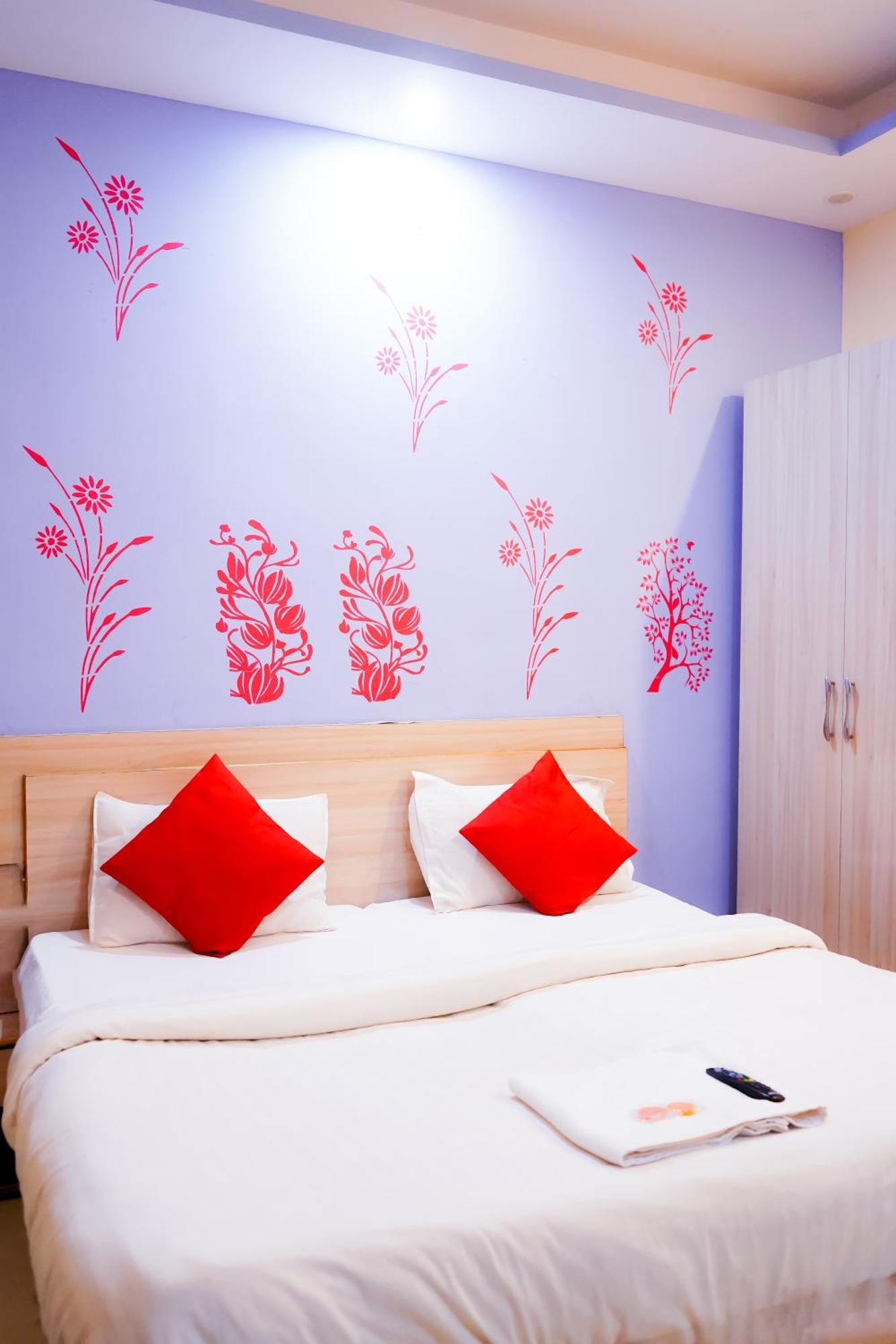Rose - Near Yashobhoomi Convention Centre Hotel New Delhi